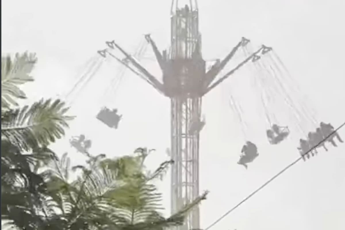 Terror en feria de México: jóvenes quedan atrapados en juego mecánico durante una fuerte tormenta.