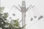 Video: jóvenes quedan atrapados en un juego mecánico durante fuerte tormenta en México