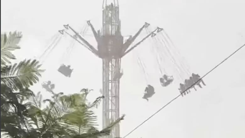 Video: jóvenes quedan atrapados en un juego mecánico durante fuerte tormenta en México