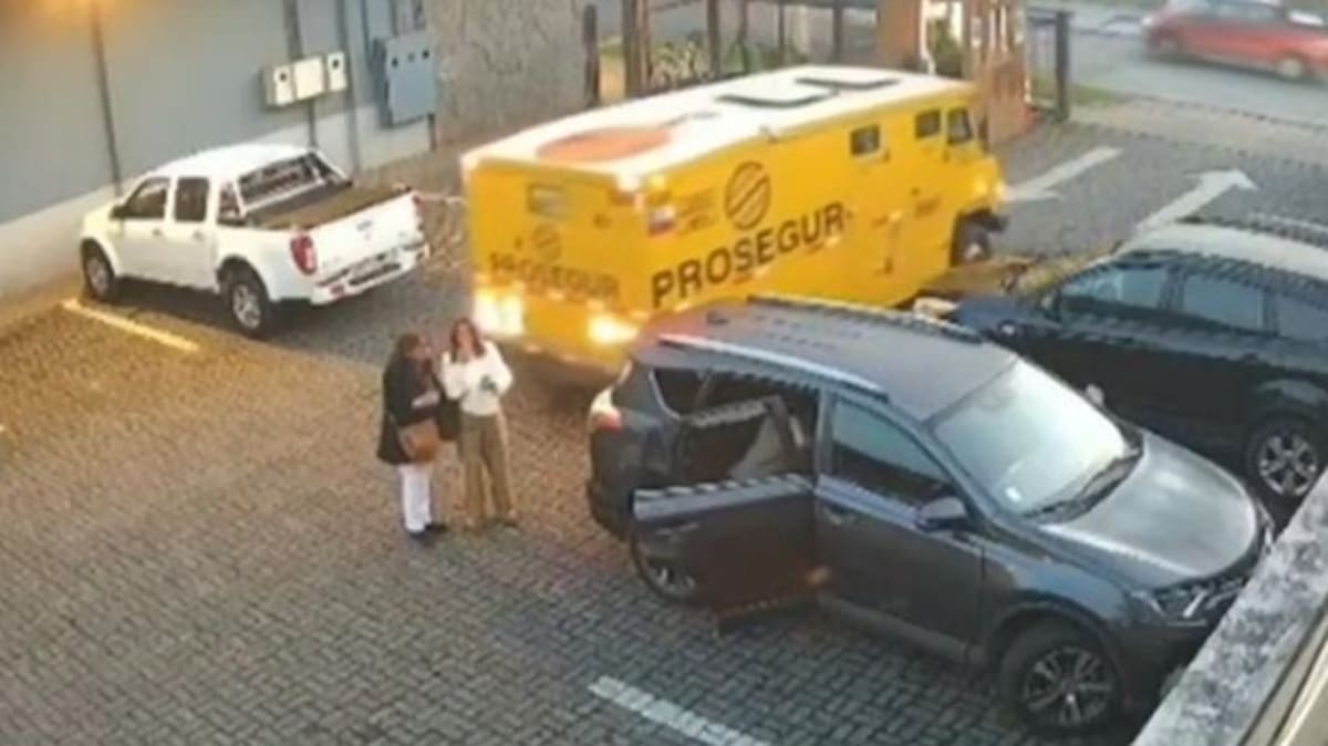 Captan en video impactante atropello de camión de valores a mujeres en Chile.