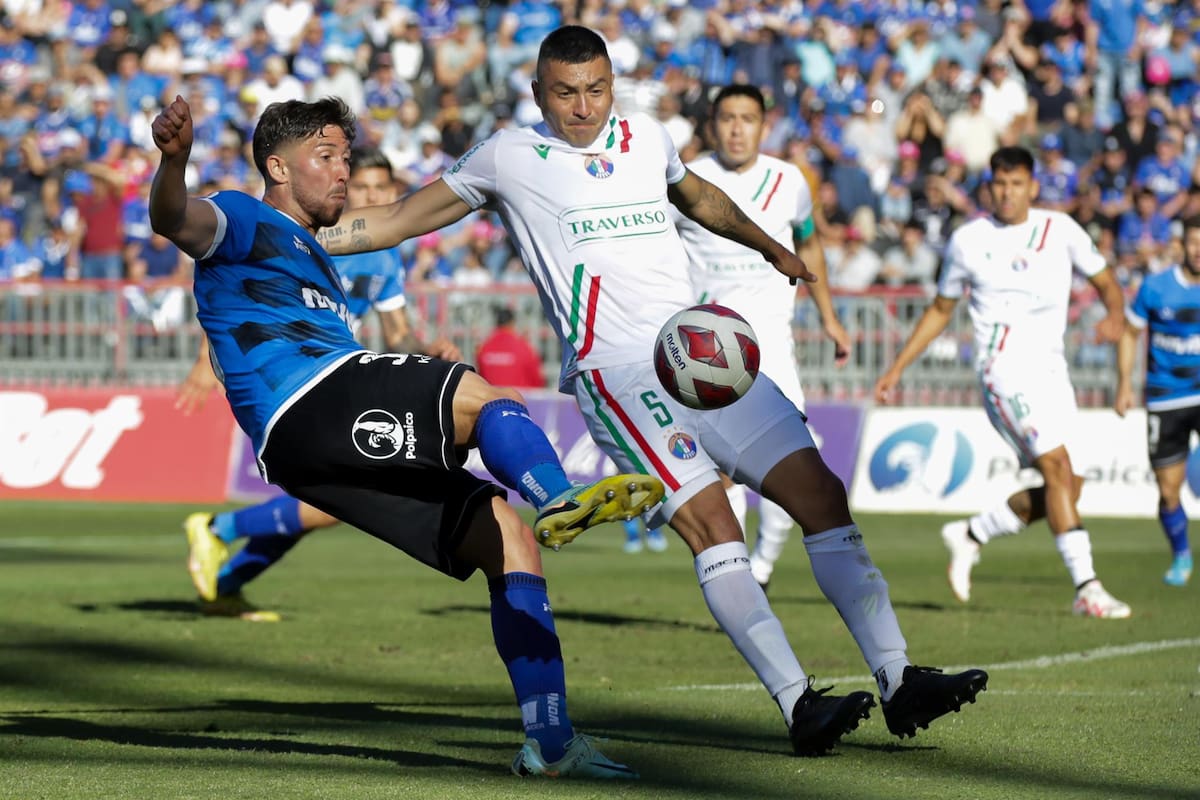 Felipe Loyola (i) de Huachipato disputa el balón con Fabian Torres de Audax Italiano hoy, en un partido de la primera división de Chile entre Huachipato y Audax Italiano, en el estadio Huachipato-CAP Acero, en Talcahuano (Chile). EFE/ Esteban Paredes Drake