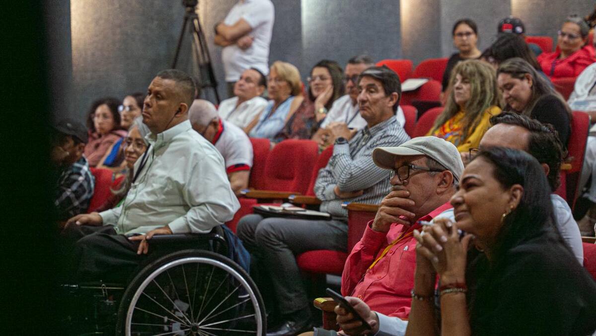 Familiares de víctimas escuchan los reconocimientos de exmandos del Bloque Magdalena Medio durante la audiencia regional | Foto Diego Pérez JEP
