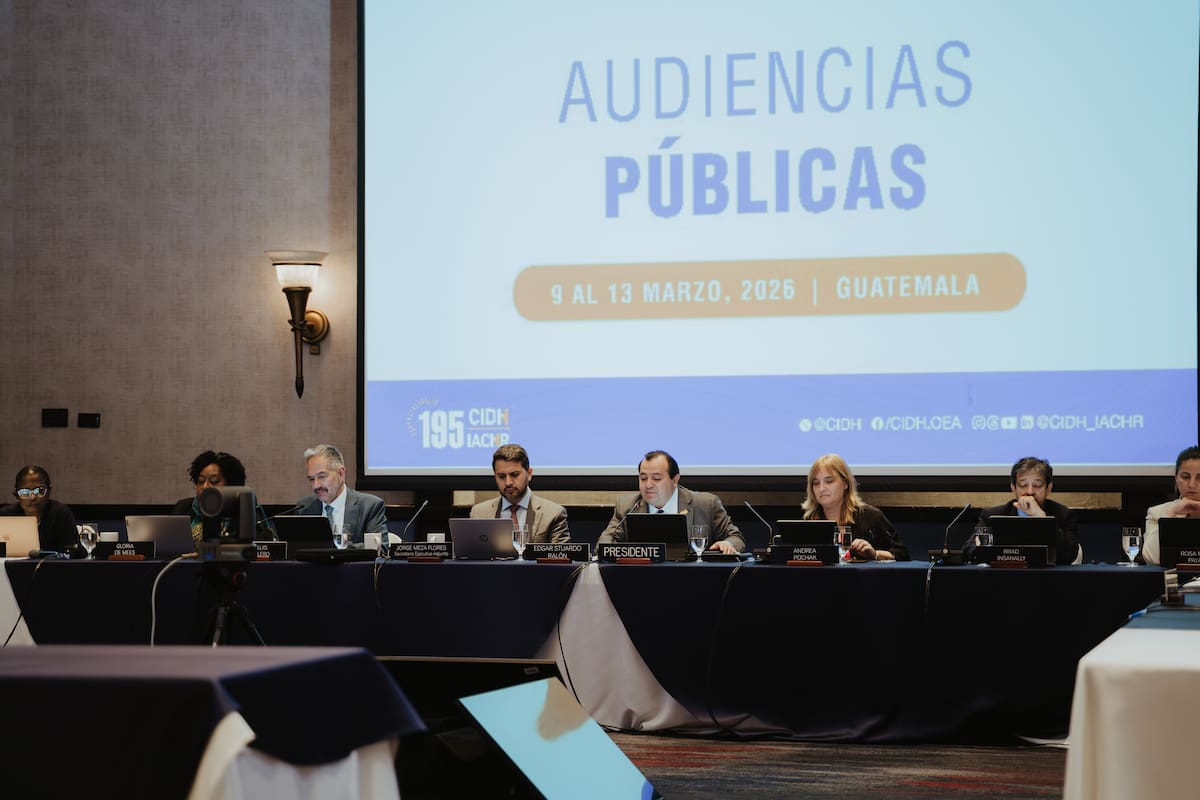 En audiencia pública ante la Comisión Interamericana de Derechos Humanos (CIDH), los familiares del joven Manuel Enrique Guzmán Forigua, junto con sus representantes del Colectivo de Abogados y Abogadas José Alvear Restrepo (Cajar), expusieron la responsabilidad internacional del Estado colombiano por la ejecución extrajudicial. Foto: CIDH