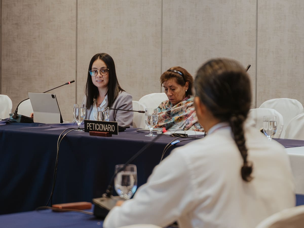 En audiencia pública ante la Comisión Interamericana de Derechos Humanos (CIDH), los familiares del joven Manuel Enrique Guzmán Forigua, junto con sus representantes del Colectivo de Abogados y Abogadas José Alvear Restrepo (Cajar), expusieron la responsabilidad internacional del Estado colombiano por la ejecución extrajudicial. Foto: CIDH