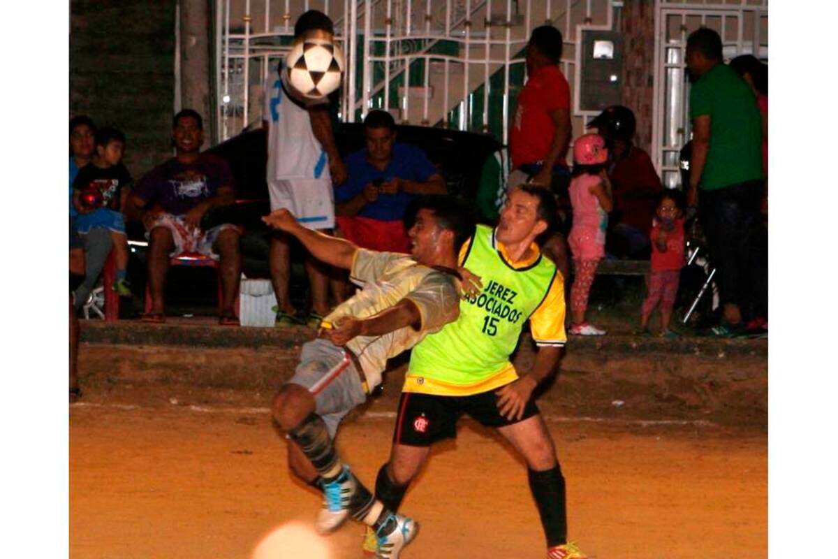 El partido tuvo que terminar doce minutos antes de finalizarse el tiempo reglamentario, debido a que Cementos Ultrasem se quedó solo con cinco jugadores en el campo de juego; es decir uno menos del mínimo de jugadores establecidos por equipo. (Foto: Emmanuel Pérez Ortegón/VANGUARDIA LIBERAL)
