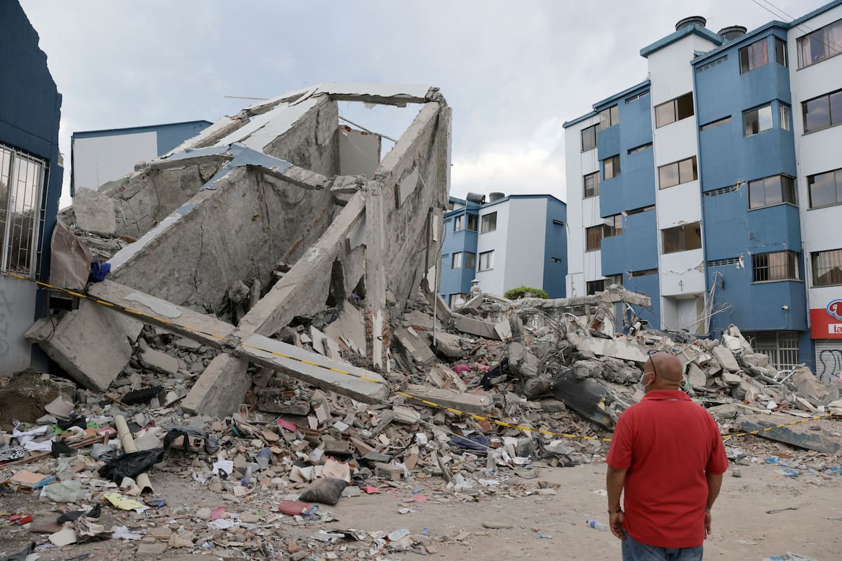 Un hombre observa edificaciones afectadas por el terremoto de magnitud 7,4 en Pereira (Colombia). EFE/ Carlos Ortega
