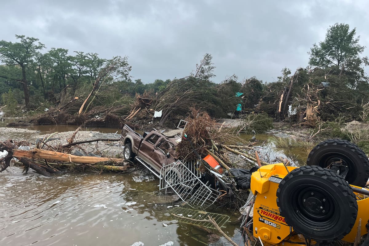 Fotografía de los escombros ocasionados debido a las inundaciones este sábado, en el área de Kerrville, Texas (EE.UU.). EFE / VANGUARDIA