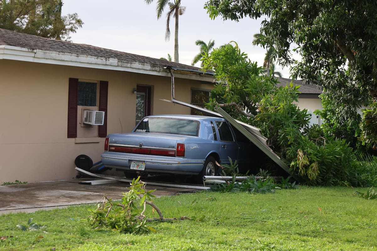 Fotografía de un vehículo afectado por el paso del Huracan Milton, este jueves en la ciudad de Fort Myers, en Florida (Estados Unidos). Las muertes por Milton en Florida aumentan al menos a cuatro, todos ellas debido a tornados ocurridos antes de la llegada del huracán, que ya salió esta mañana a mar abierto en la costa este del estado. EFE/ Octavio Guzmán