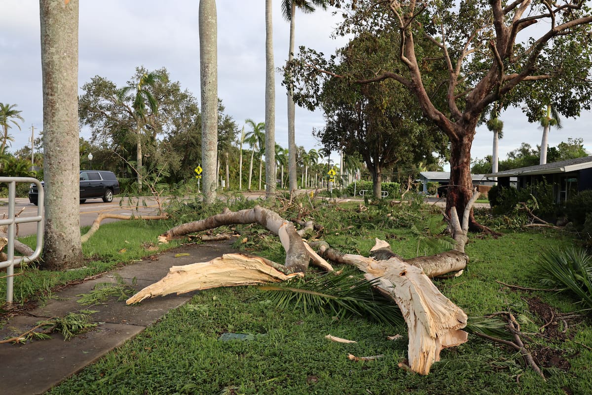 Un vehículo transita por una vía afectada por el paso del Huracan Milton, este jueves en la ciudad de Fort Myers, en Florida (Estados Unidos). Las muertes por Milton en Florida aumentan al menos a cuatro, todos ellas debido a tornados ocurridos antes de la llegada del huracán, que ya salió esta mañana a mar abierto en la costa este del estado. EFE/ Octavio Guzmán