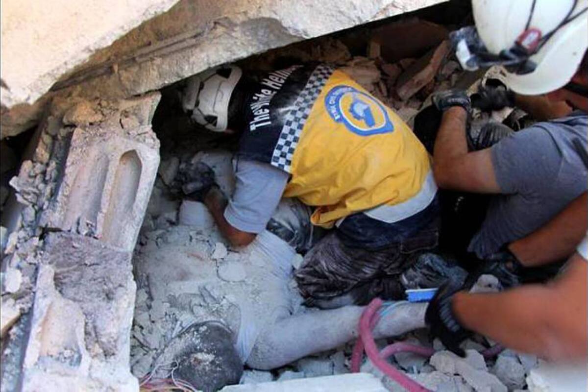 Miembros de la Defensa Civil rescatan cuerpos entre los escombros tras el desplome del edificio. (Foto: EFE/VANGUARDIA LIBERAL)