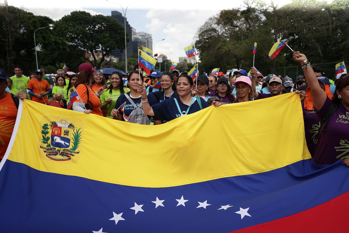 Trabajadores rechazan el anuncio de aumentar a 240 dólares el ingreso mínimo integral.
Foto: EFE/ Ronald Peña R
