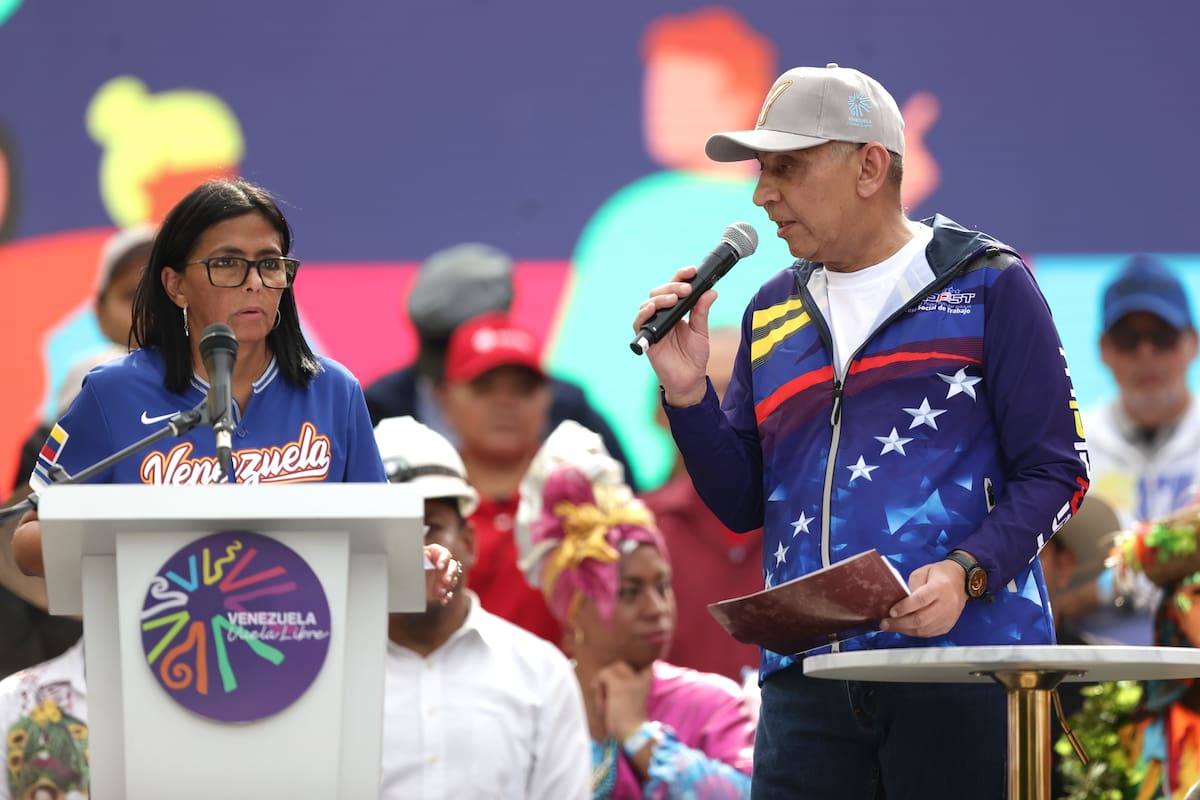 La presidenta encargada de Venezuela, Delcy Rodríguez, anunció un aumento del ingreso mínimo integral de los trabajadores del país, conformado por el salario y bonificaciones, a 240 dólares mensuales.
Foto: EFE/ Ronald Peña R