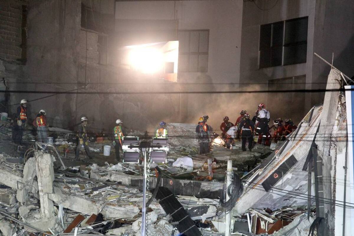 Integrantes de brigadas de rescate continúan con la extracción de cuerpos de personas que quedaron atrapadas bajo los edificios colapsados en Ciudad de México. (Foto: EFE/ VANGUARDIA LIBERAL )