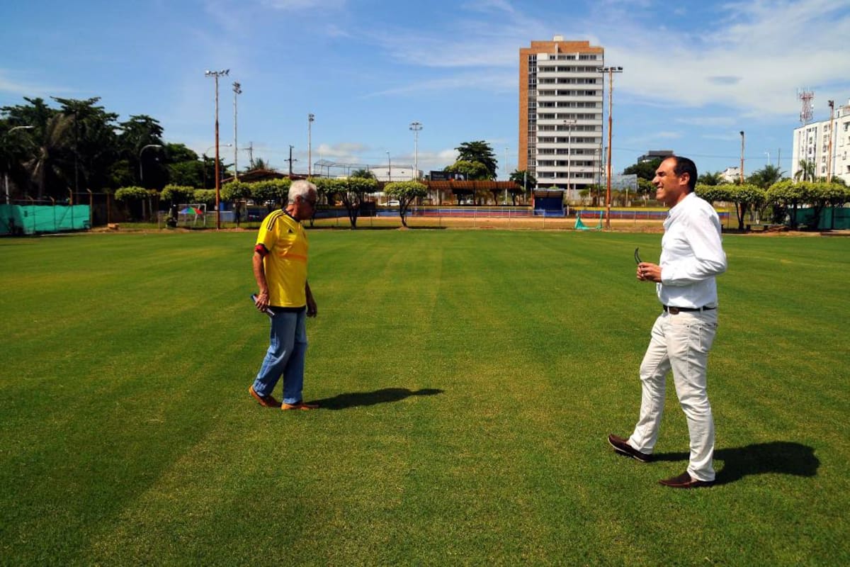 El gerente del Club Infantas, Jorge Barreto, explicó que la firma contratista y el personal de mantenimiento del centro social aún trabajan en definir un plan de cuidado de la gramilla natural, que deberá asegurarse antes de pensar en prestar el escenario. (Foto: Edgar Pernett/VANGUARDIA LIBERAL)