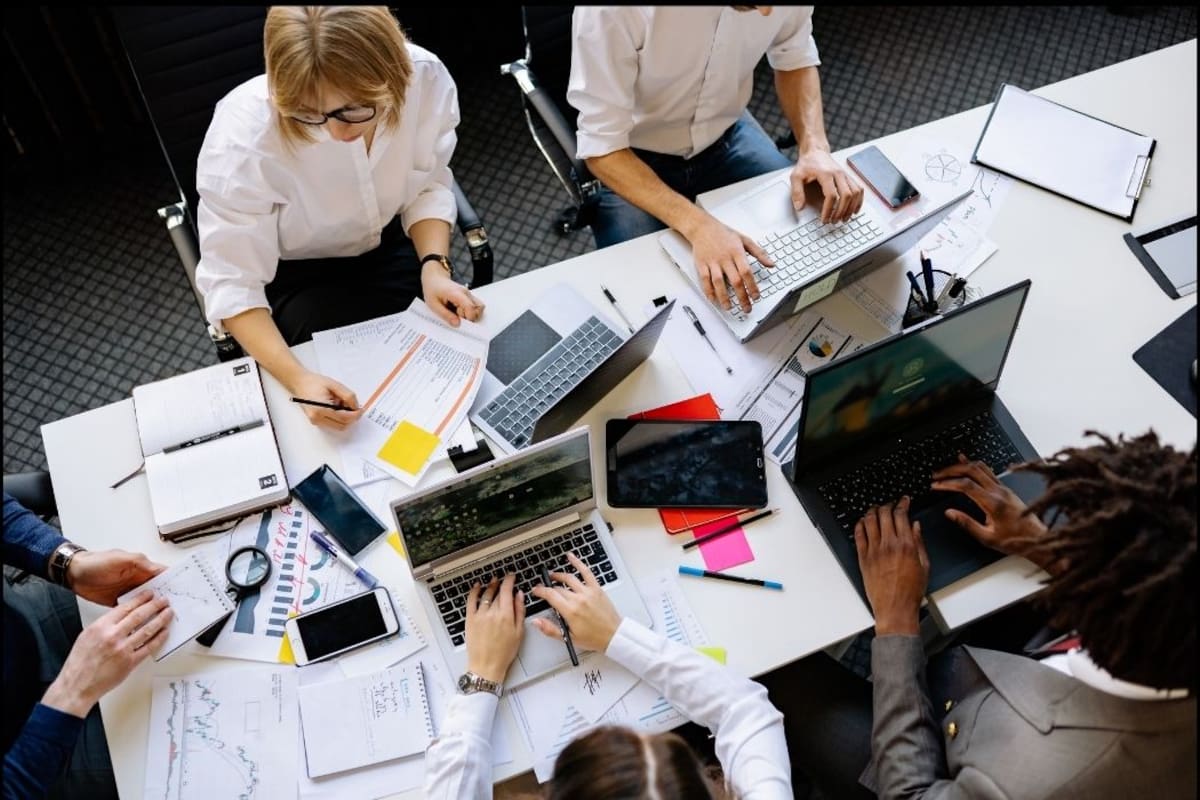 Aunque Colombia redujo su jornada laboral a 42 horas, aún está entre los países que más trabajan en Latinoamérica . | Foto: Vanguardia / Canva