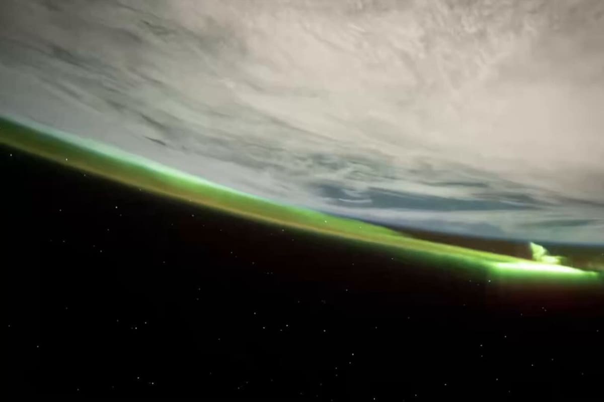 Imágenes de la ISS muestran una aurora verde sobre la Tierra, fruto del choque entre partículas del Sol y los gases de la atmósfera.
