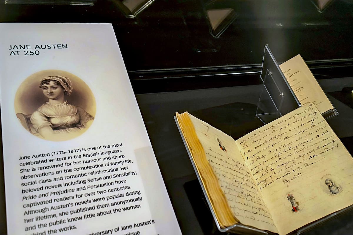 Memorabilia de Jane Austen expuesta en la British Library en Londres, este lunes.Las novelas de Jane Austen, centradas en el amor, la familia, la riqueza y las expectativas sociales de la Inglaterra de los siglos XVIII y XIX, siguen resonando 250 años después del nacimiento de esta icónica escritora inglesa, cuyas obras han sido llevadas con gran éxito al cine y la televisión. EFE/Guillermo Garrido