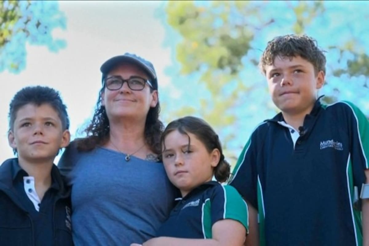 Austin Appelbee (derecha) junto a su familia Quindalup, Australia, el 3 de febrero de 2026.