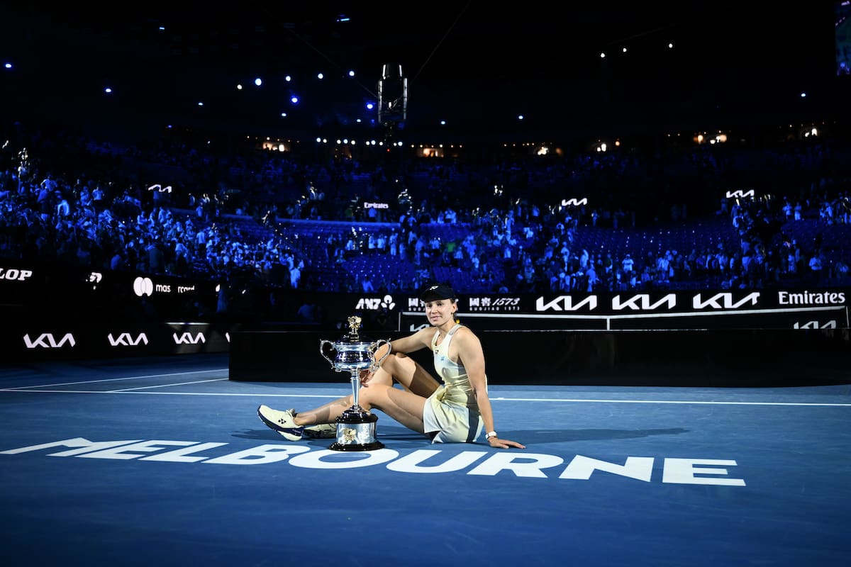MELBOURNE (Australia), 31/01/2026.- Elena Rybakina of Kazakhstan poses for photographs with the Daphne Akhurst Memorial Cup after winning the Womens Singles final match against Aryna Sabalenka of Belarus at the Australian Open tennis tournament in Melbourne, Australia, 31 January 2026. (Tenis, Bielorrusia, Kazajstán) EFE/EPA/JOEL CARRETT AUSTRALIA AND NEW ZEALAND OUT