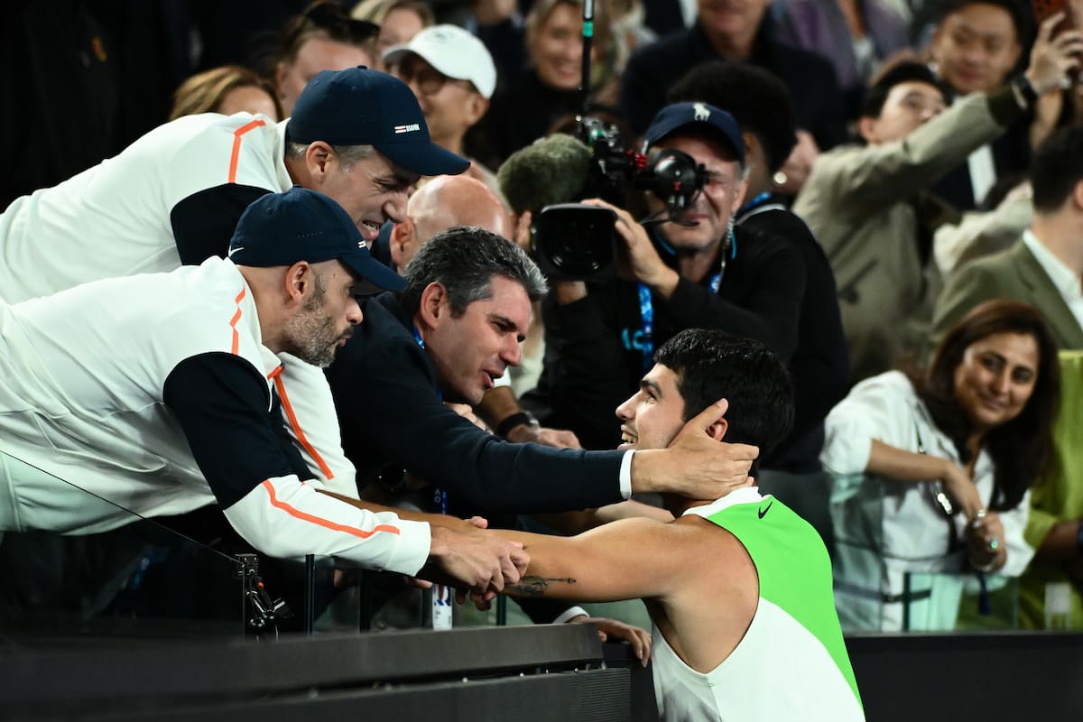 MELBOURNE (Australia), 01/02/2026.- Carlos Alcaraz of Spain celebrates with members of his team after winning the Mens Singles final match against Novak Djokovic of Serbia at the Australian Open tennis tournament in Melbourne, Australia, 01 February 2026. (Tenis, España) EFE/EPA/JOEL CARRETT AUSTRALIA AND NEW ZEALAND OUT