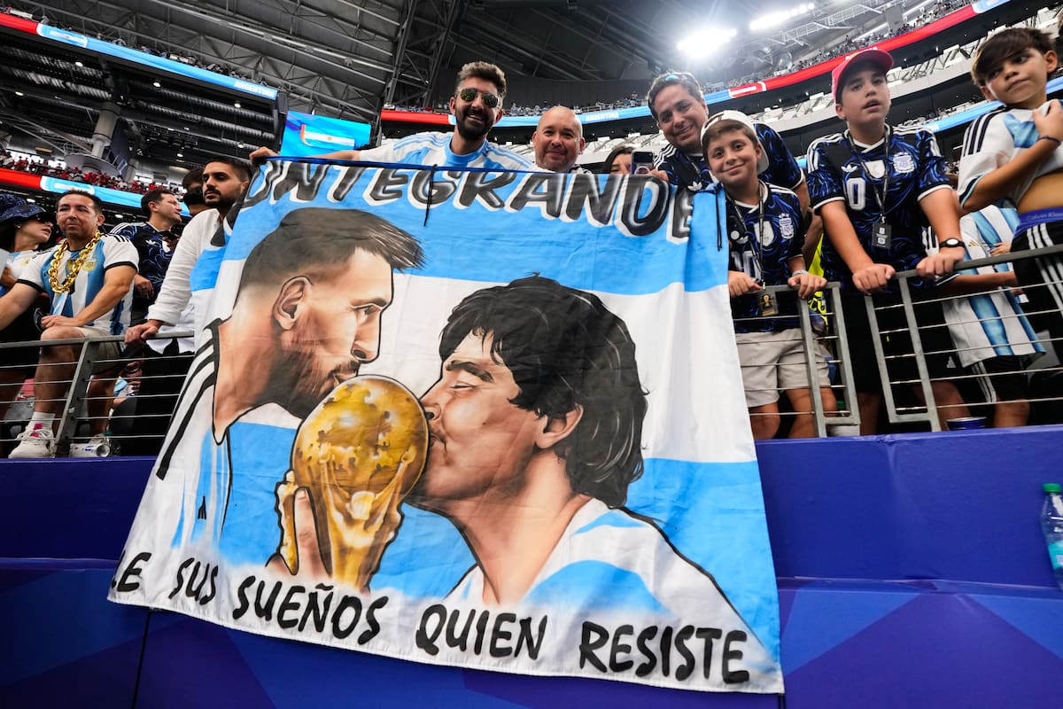 Maradona y Messi. (AP Photo/Tony Gutierrez)