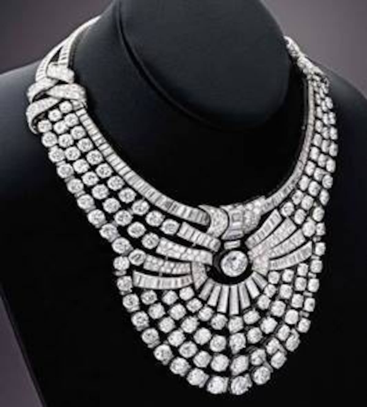 Las autoridades de Austria han lanzado una orden internacional de búsqueda y captura contra dos hombres que el jueves robaron de un museo vienés un histórico collar de diamantes valorado en más de 4 millones de dólares, según informó este viernes la televisión y radio pública ORF. EFE/ Policía De Austria SOLO USO EDITORIAL/SOLO DISPONIBLE PARA ILUSTRAR LA NOTICIA QUE ACOMPAÑA (CRÉDITO OBLIGATORIO)
