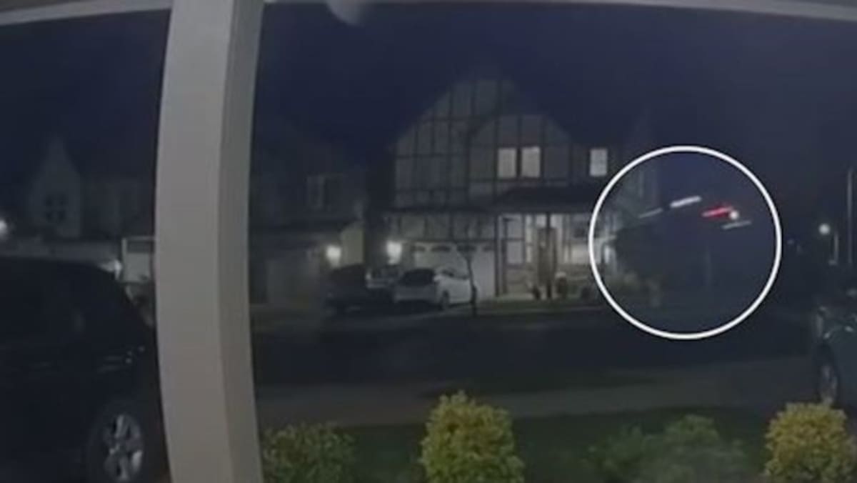 El conductor de 33 años chocó contra un montículo de tierra lo que provocó que saliera volando. Milagrosamente ni él ni la familia de la casa resultaron lesionados.