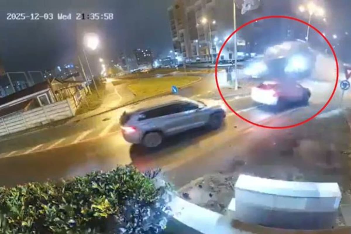 Video captó un auto 'volando' sobre otros vehículos en Rumanía.