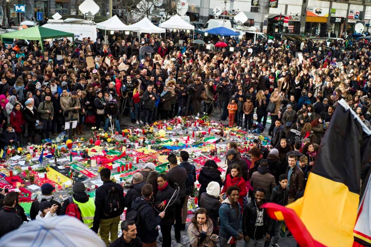 En Bruselas, Bélgica, continuaban ayer los sentidos homenajes por las víctimas de los atentados terroristas del martes. (Foto: EFE / VANGUARDIA LIBERAL)