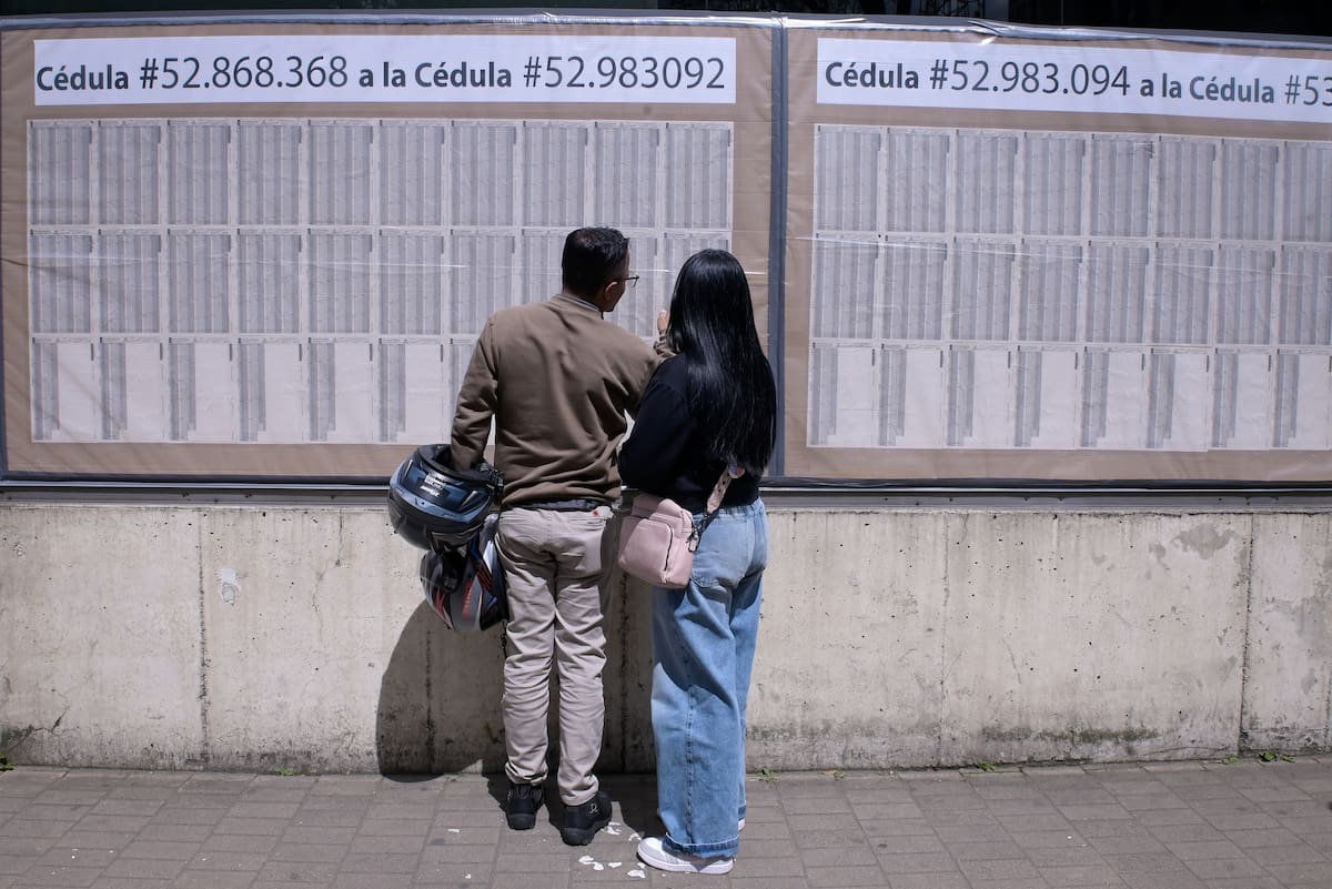 Fotografía de personas que asisten a votar durante la segunda vuelta de las elecciones presidenciales. EFE/ Natalia Pedraza