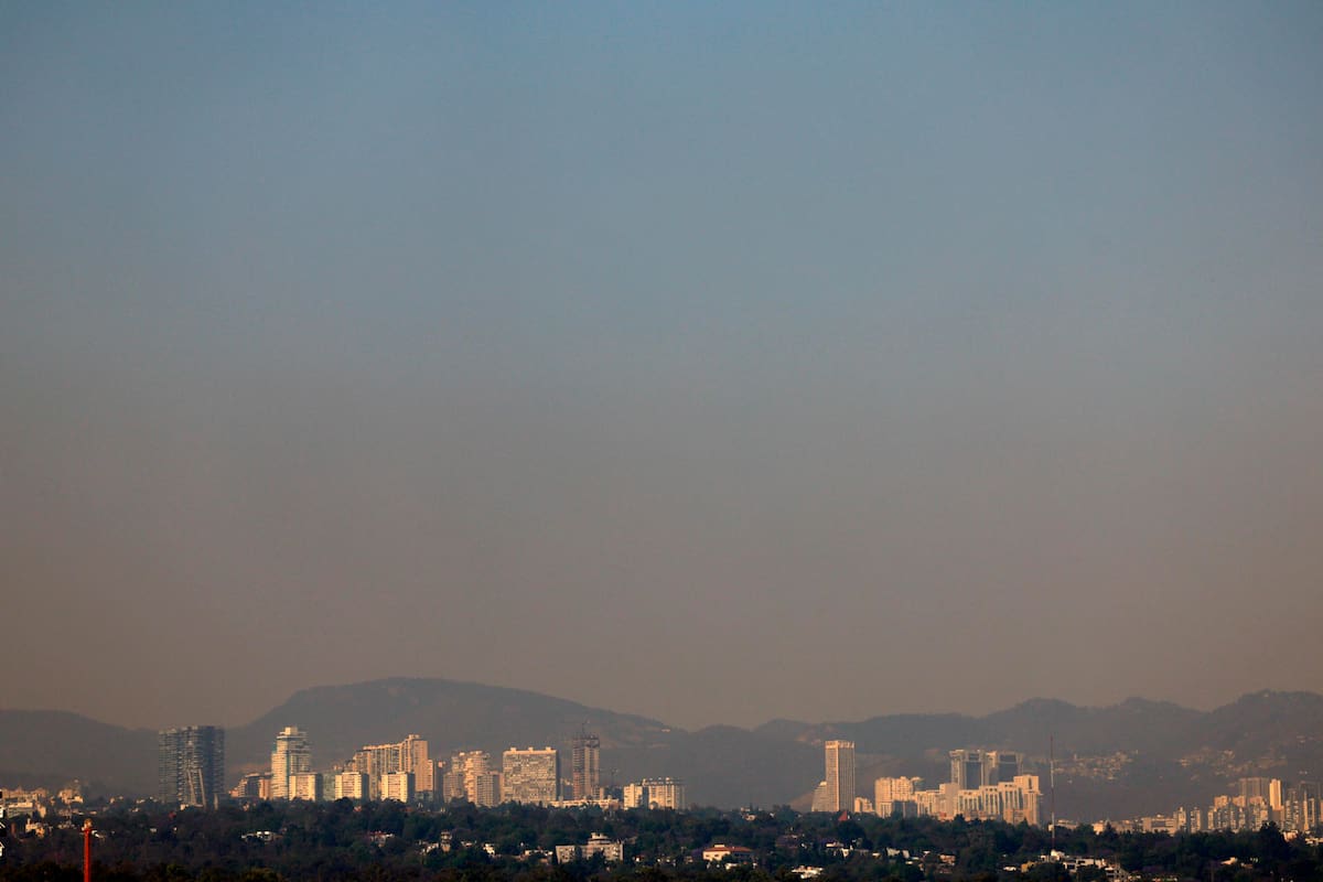 CIUDAD DE MÉXICO (MÉXICO), Fotografía del 11 de marzo de 2026, que muestra una capa de contaminación sobre Ciudad de México (México). La Comisión Ambiental de la Megalópolis (CAMe) informó este domingo que continúa la Fase 1 de contingencia ambiental atmosférica por ozono en la Zona Metropolitana del Valle de México, por lo que se mantienen las restricciones a la circulación y las medidas para reducir la exposición de la población al aire contaminado. EFE/ Sáshenka Gutiérrez