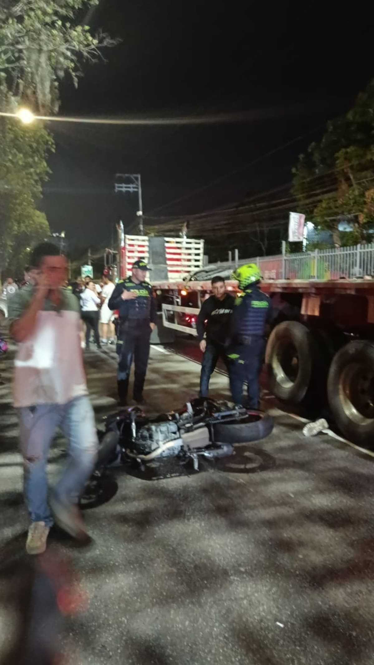 Autoridades de Tránsito de Floridablanca inspeccionaron la escena donde perdió la vida la joven motociclista.