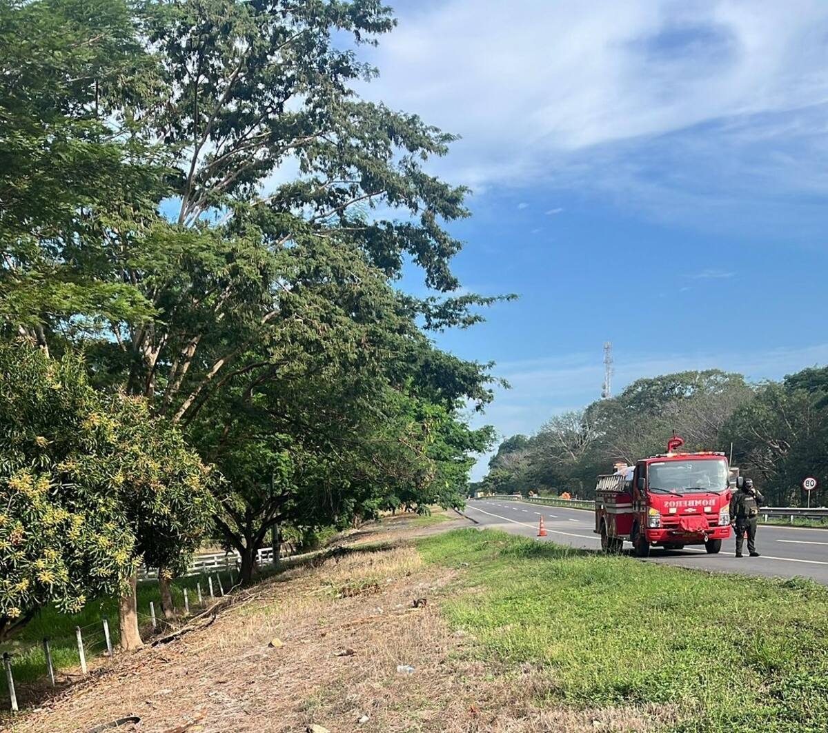 Autoridades de tránsito realizaron la inspección técnica en el lugar donde murió el conductor santandereano.