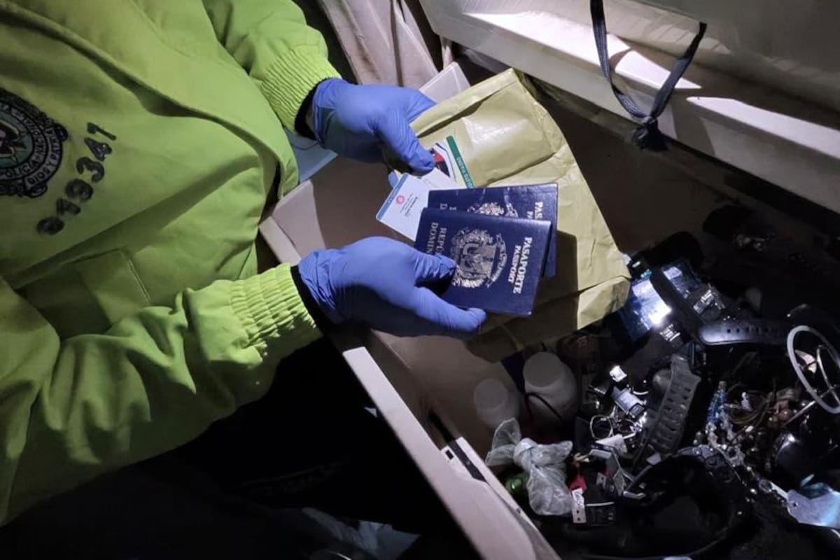 AME1447. BOGOTÁ (COLOMBIA), 29/09/2026.- Fotografía cedida por la oficina de prensa de la DIJIN e INTERPOL que muestra el operativo de captura de una red transnacional de 15 personas, entre ellas cuatro funcionarios públicos, que vendía documentos de identidad colombianos a extranjeros para facilitar su viaje a Estados Unidos y Europa, este martes en Bogotá (Colombia). EFE/ DIJIN INTERPOL /SOLO USO EDITORIAL/ NO VENTAS/ SOLO DISPONIBLE PARA ILUSTRAR LA NOTICIA QUE ACOMPAÑA (CRÉDITO OBLIGATORIO)