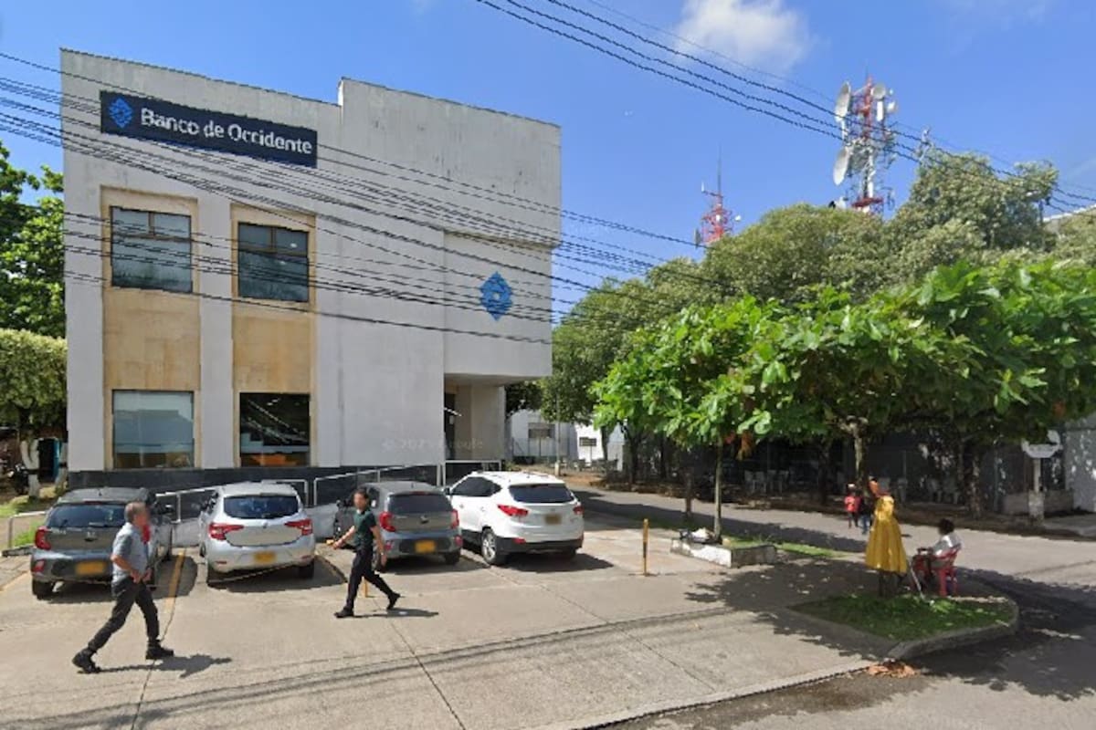 Autoridades inspeccionaron la sucursal bancaria tras el robo registrado en la tarde de este miércoles.