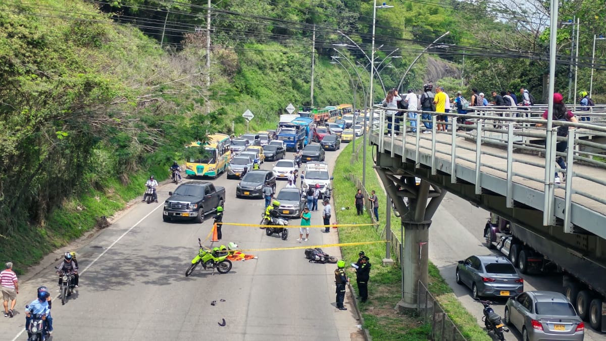 Autoridades investigan la posible participación de varios vehículos en el fatal accidente ocurrido en la autopista.