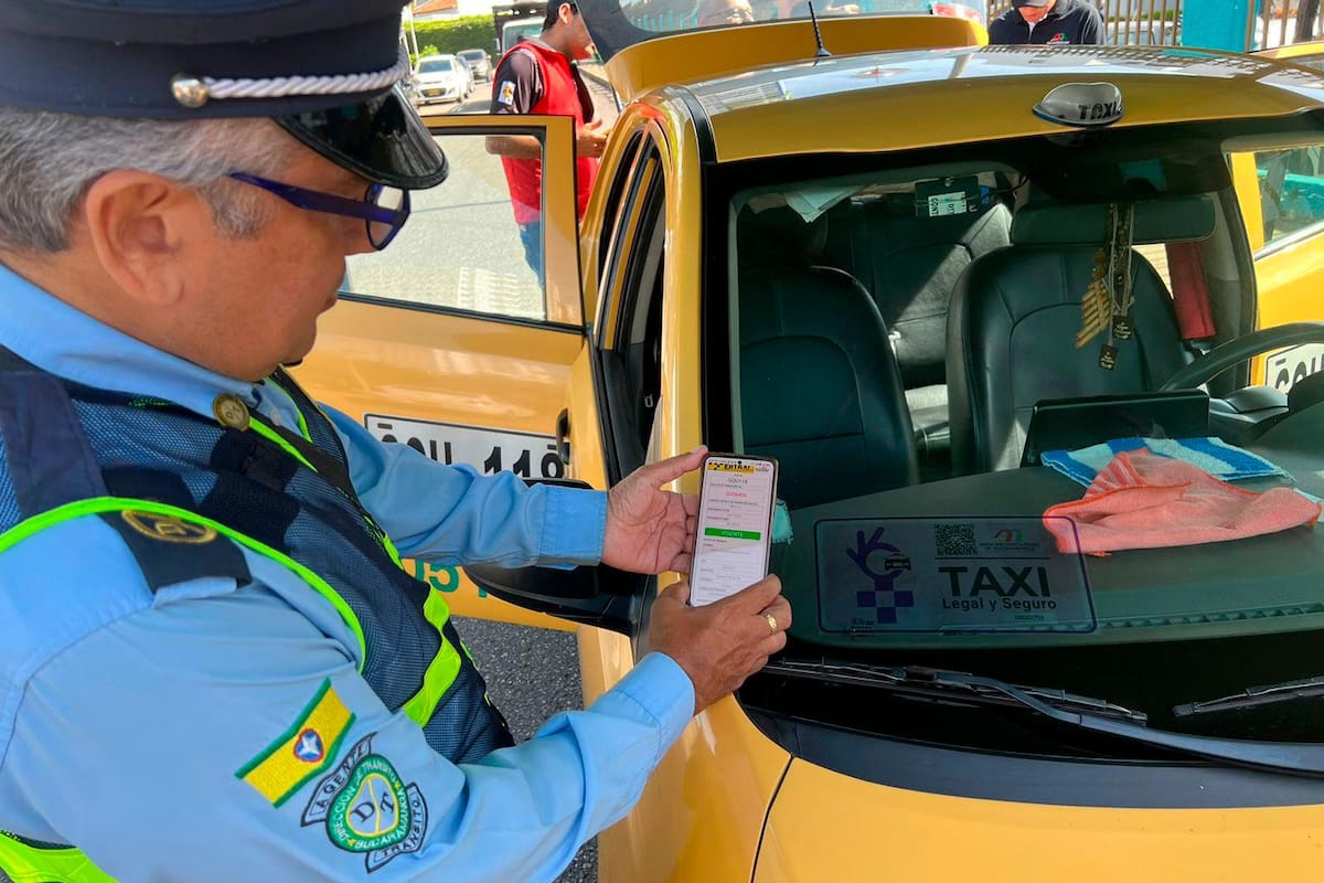 Todos los taxis legalmente registrados y autorizados por las autoridades en el área metropolitana de Bucaramanga deberán portar esta nueva calcomanía, tanto en el panorámico frontal del vehículo como en el vidrio trasero. (Fotos: Suministradas / VANGUARDIA)