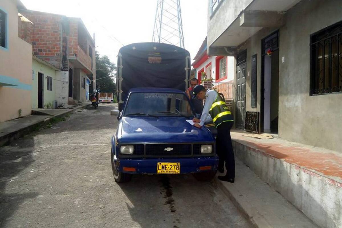 La Secretaría de Movilidad de Lebrija está desarrollando charlas puerta a puerta sobre la seguridad vial. (Foto: Suministrada / VANGUARDIA LIBERAL)