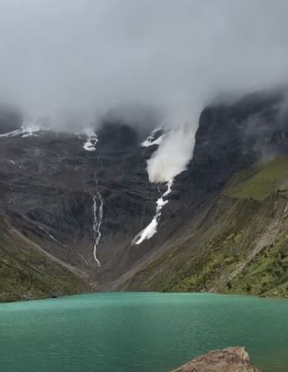 Autoridades recomendaron extremar las medidas de seguridad tras el desprendimiento de nieve y rocas en una de las rutas turísticas más visitadas de los Andes peruanos.