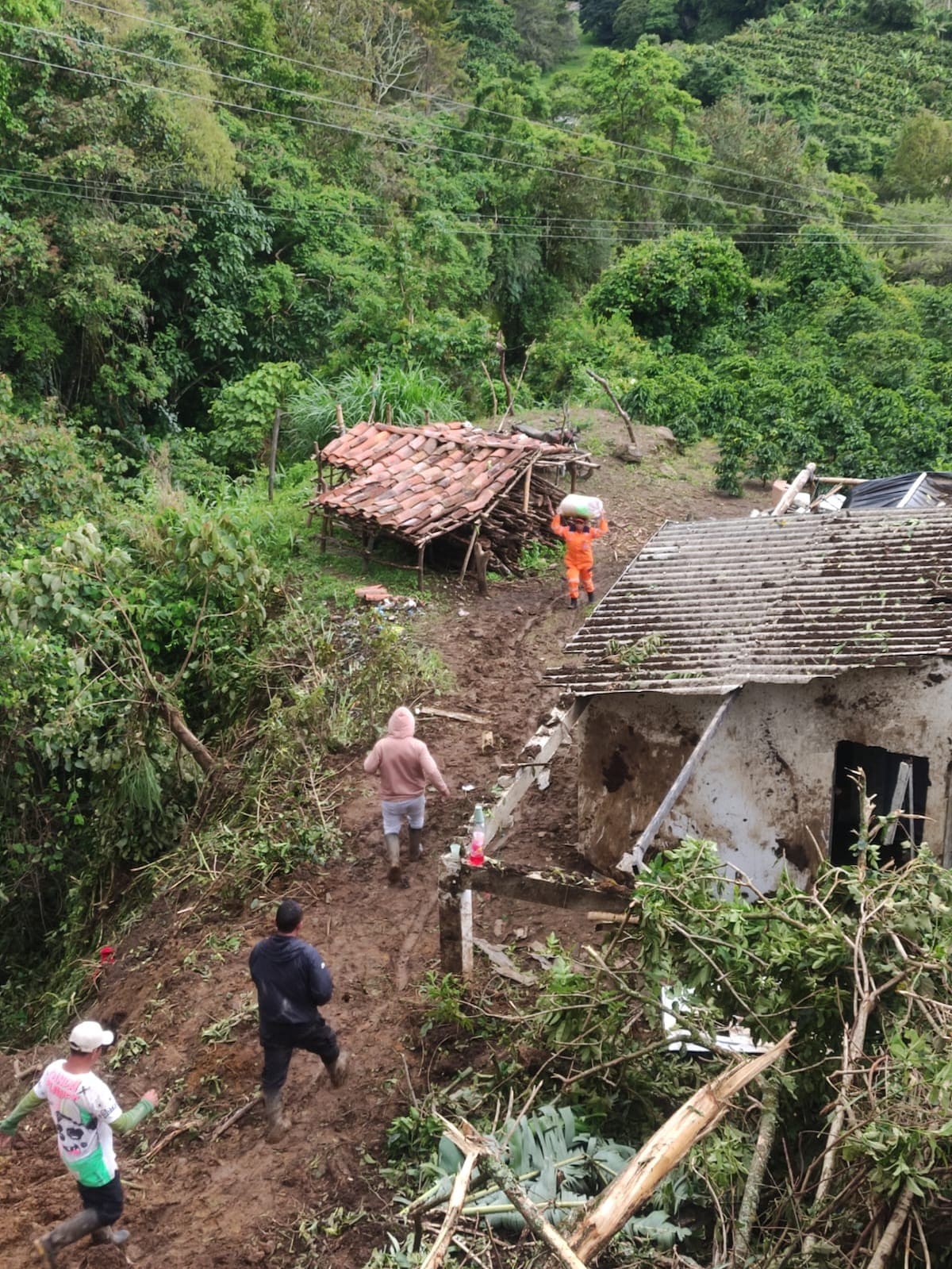 Avalancha en zona rural de Nariño dejó dos muertos y activó alerta por lluvias. | Foto: Defensa Civil.