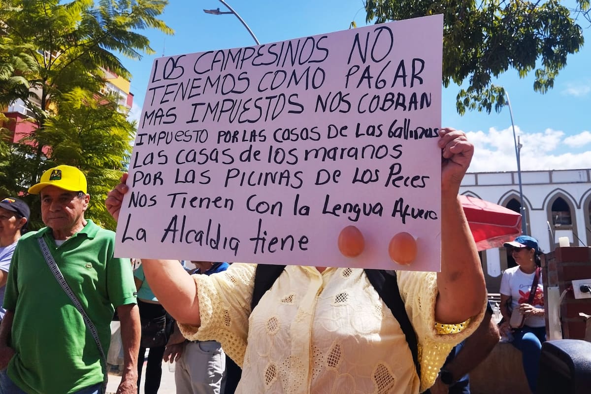 Contribuyentes de Floridablanca se reunieron ayer frente al Palacio Municipal para pedir la revisión de los avalúos catastrales.