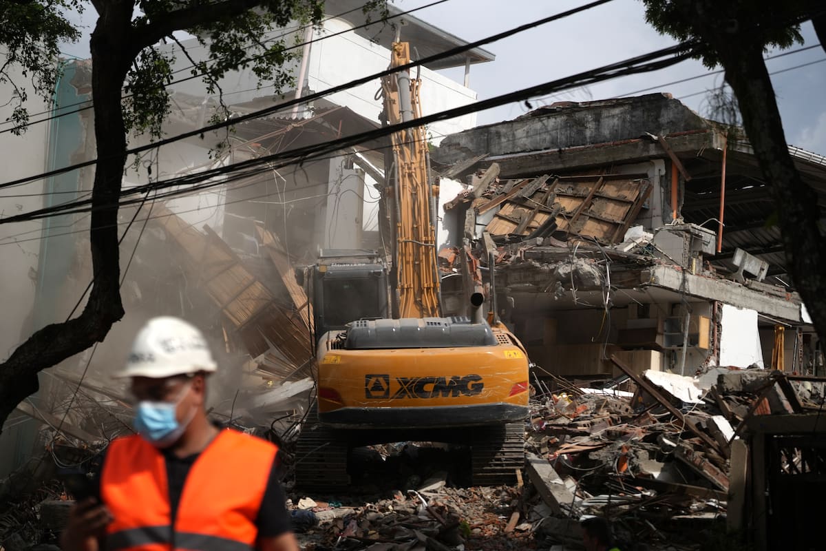 Fotografía que muestra una retroexcavadora demoliendo un edificio afectado por el terremoto del pasado 10 de agosto, este lunes, en Cali (Colombia). EFE/ Ernesto Guzmán