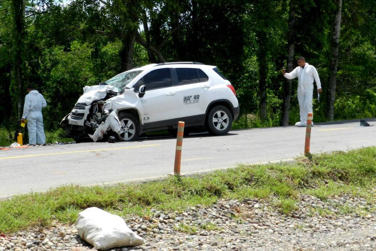 Unidades de la Policía Judicial trabajan en la investigación para determinar qué fue lo que en realidad originó el accidente en inmediaciones de la Unipaz el pasado viernes. (Foto: Marcelo Almario Chávez/VANGUARDIA LIBERAL)