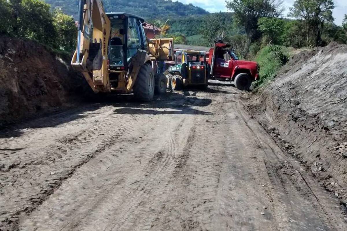 Con maquinaria de la Gobernación de Santander se realiza mantenimiento a vías del municipio de Guavatá. (Foto: Suministrada/VANGUARDIA LIBERAL )