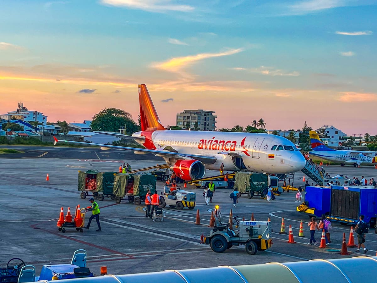 Un comportamiento violento a bordo del AV10 de Avianca, derivó en el retorno de la aeronave a Bogotá, con consecuencias legales, económicas y un debate urgente sobre la seguridad en los cielos colombianos. Foto: Jaime Moreno