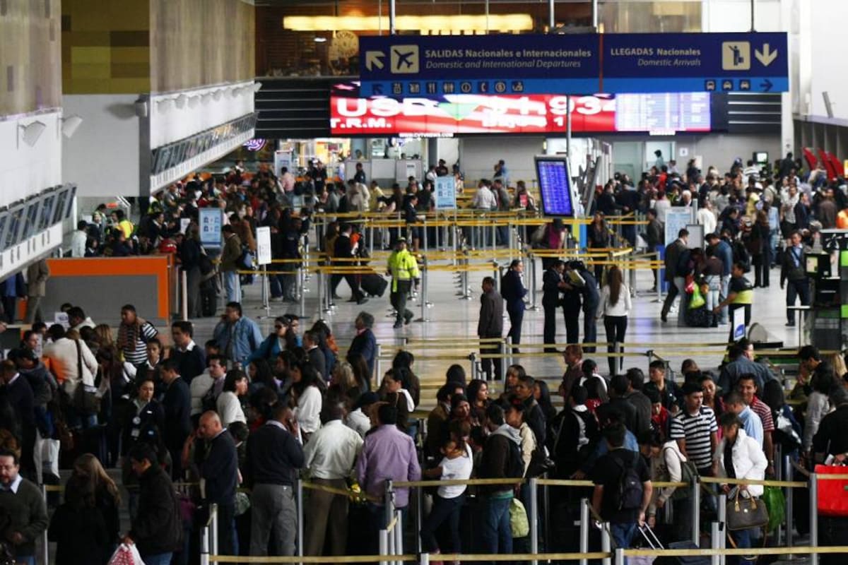 Avianca ha anunciado en las últimas horas importantes cambios en su estructura organizacional. La aerolínea colombiana, que cuenta con un total de 147 rutas y aproximadamente 710 vuelos diarios, y además conecta a 75 destinos en 25 países de América, apostó por la adopción del modelo bajo costo.