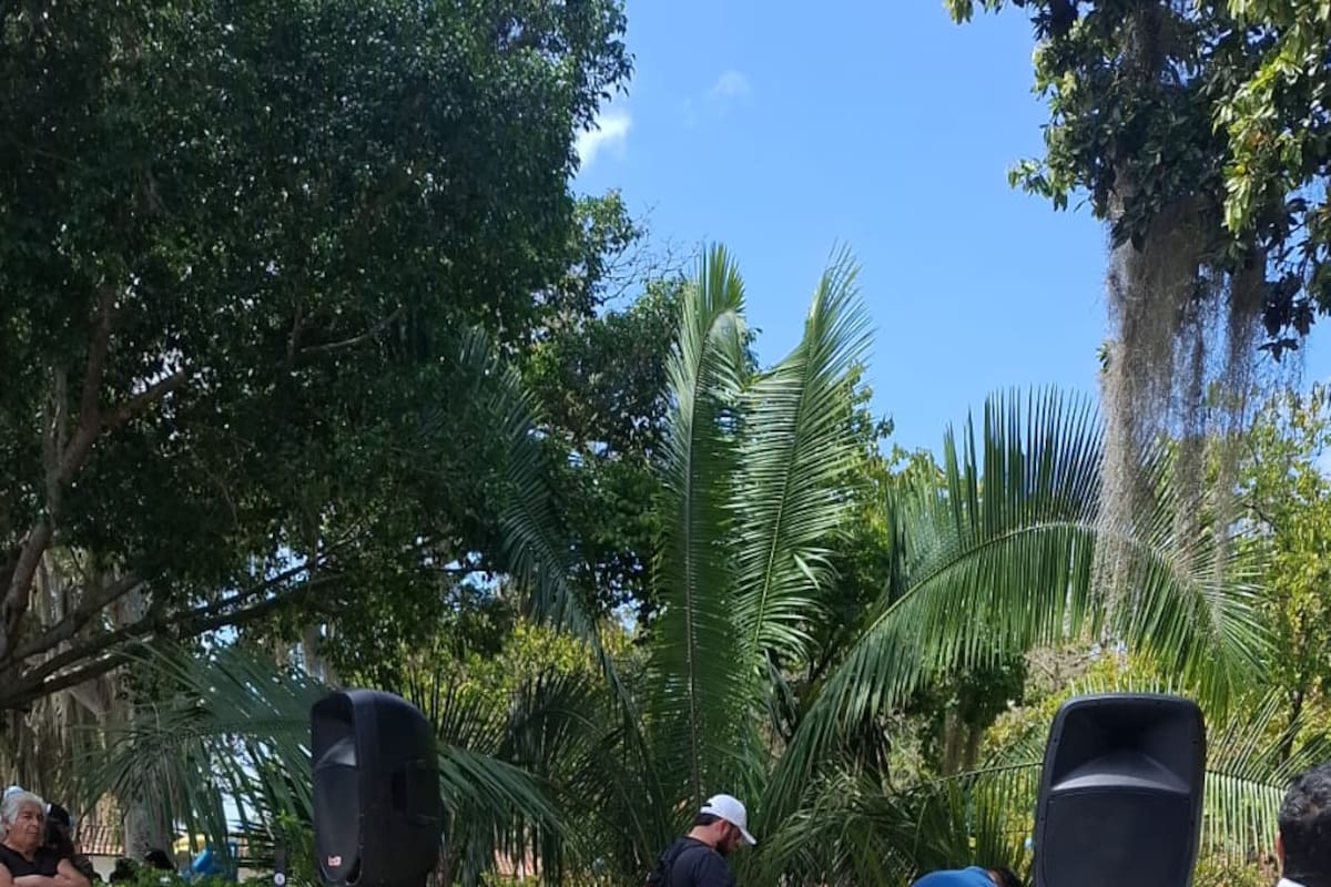 Los avicultores estuvieron en el parque principal de Villanueva regalando los huevos.