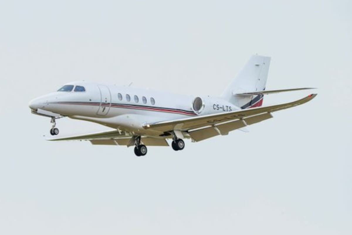 La ambulancia aérea desaparecida frente a Massachusetts perdió más de 12 mil pies de altura en apenas tres minutos, cuando se encontraba a unos 20 minutos de aterrizar en Boston; la Guardia Costera mantiene un operativo de búsqueda.