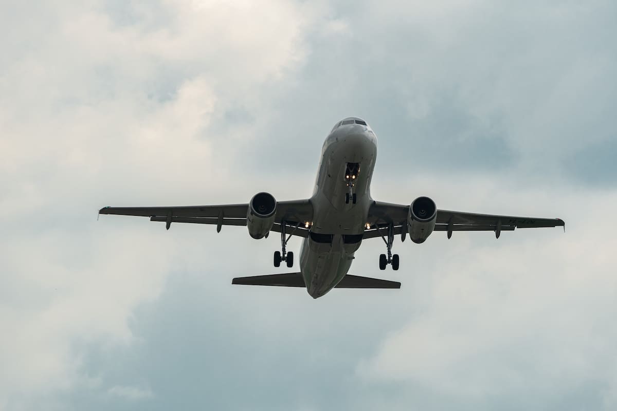 La Guardia Costera de Estados Unidos mantiene un operativo de búsqueda frente a las costas de Nantucket, Massachusetts. Ilustración de avión. // 123RF