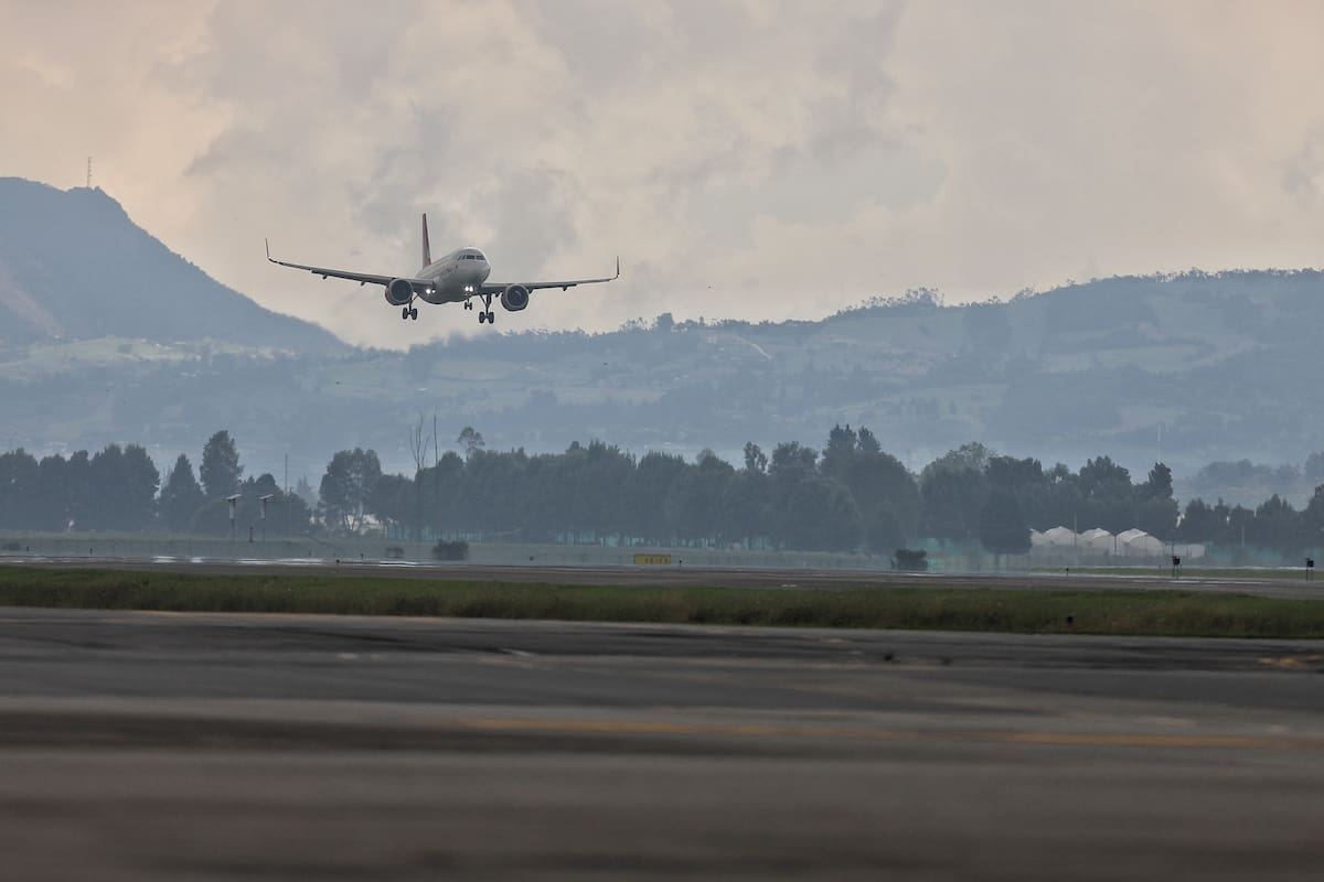 Imagen de referencia de un avión en proceso de aterrizaje en un aeropuerto de Colombia. // Foto: Colprensa - Archivo.